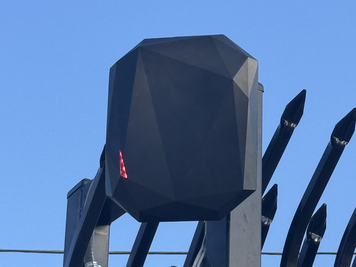 Long-range vehicle RFID tag reader mounted at a secured gate